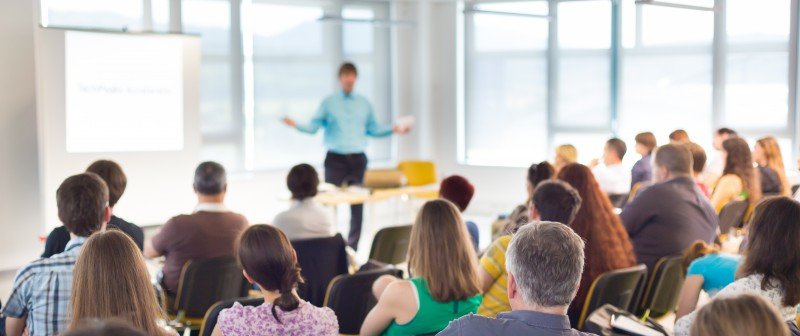 pessoas e palestrantes em um evento corporativo
