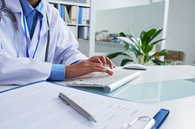 Marketing digital na saúde: representada por um médico trabalhando.
