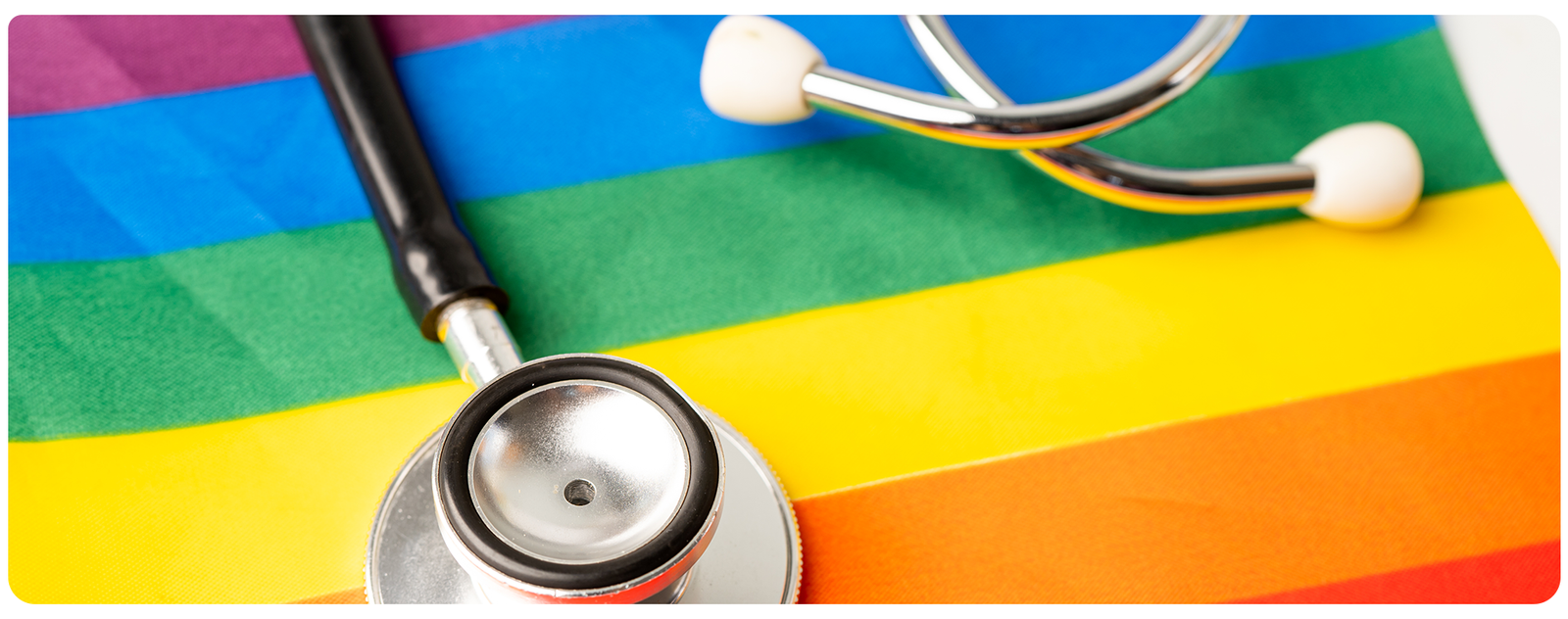 Bandeira LGBTQIAPN+ e um estetoscópio