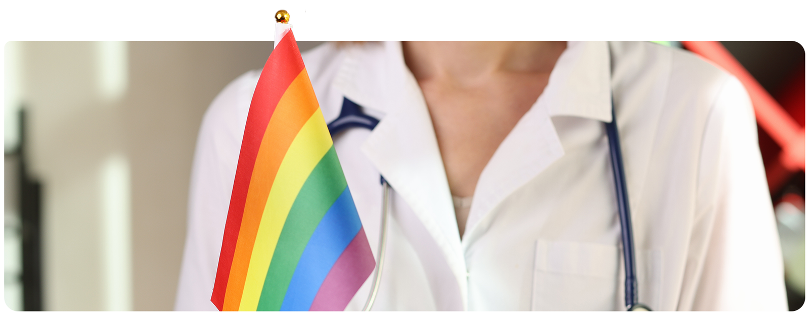 Médico com bandeira da comunidade LGBTQIAPN+