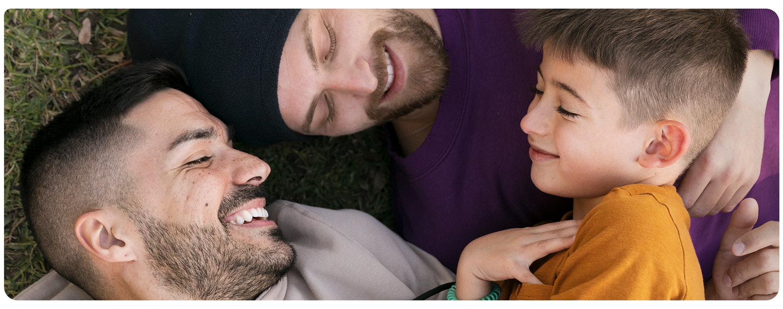 Casal de homens da comunidade LGBTQIAPN+ com um filho.